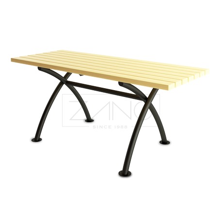 Tisch aus Stahl und Holz